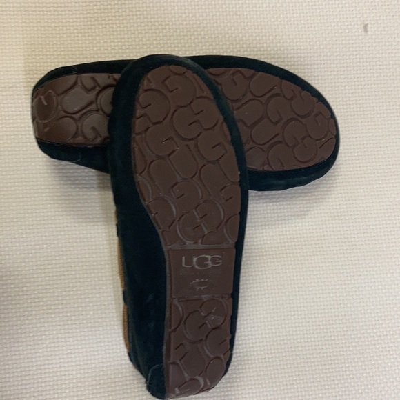 UGG Australia sheepskin black shoes . 6/7 ? - Picture 7 of 11